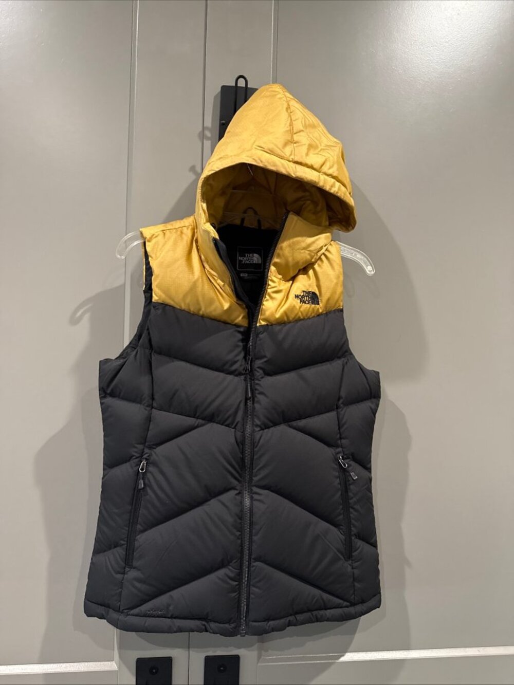 NORTH FACE US Women’s Medium Gold Black Puffer Feather Down Hooded Vest